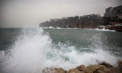 Kaş ve Anamur arasında dev dalgalar sahili dövecek