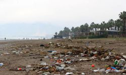 Antalya'da fırtına dindi, çöpler sahile vurdu