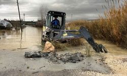 Mersin’de sağanak sele dönüştü! Dere taştı, evler ve araçlar zarar gördü