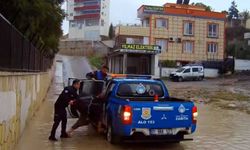 Tarsus Belediyesi Zabıtası sel alarmında mağdur vatandaşın imdadına yetişti