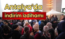 Antalya’da indirim izdihamı: Yağmur altında kilometrelik kuyruk