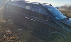 Isparta’da hafif ticari araç şarampole devrildi: 10 yaralı