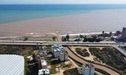Akdeniz kıyılarında sel izleri... Kıyı şeridi çamura büründü
