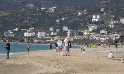 Şubat’ta yazdan kalma günler: Kleopatra Plajı’nda deniz keyfi