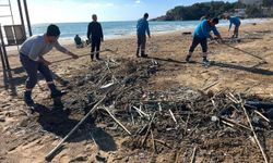 Alanya'da sağanak yağış atıkları sahile taşıdı, ekipler harekete geçti