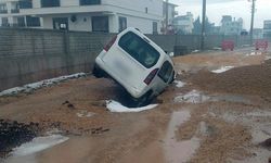 Antalya’da yağıştan dolayı yol çöktü, araç çukura düştü