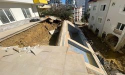 Antalya'da sağanak nedeniyle apartman içindeki havuz çöktü