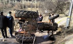 Karaman'da devrilen traktörün altında can verdi