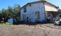 Kumluca’da heyelan! Evler çatladı, seralar zarar gördü