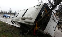 Isparta'da mahkum ve jandarmayı taşıyan minibüs devrildi: 11 yaralı