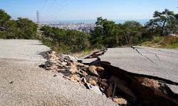 Kumluca–Kemer- Antalya yoluna dikkat! Trafik tek şeritten ilerliyor