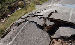 Konyaaltı-Hisarçandır yolu, kağıt gibi yırtılarak çöktü!