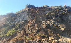 Manavgat’ta sürücüler için tehlike oluşturan dev kaya yoldan kaldırıldı