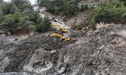 Muğla’da heyelan! Büyükşehir ekipleri yolu açmak için sahada