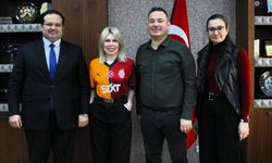 Rektör Özkan'ın Galatasaray formalı pozu olay oldu! Taraftar ayağa kalktı