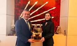 Saniye Caran iddialara sünger çekti! Özgür Özel’i ziyaret etti