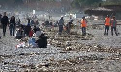 Konyaaltı'nda bir yanda temizlik, diğer yanda deniz keyfi