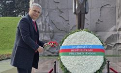 Ümit Uysal Bakü’de! Şehitlikleri ziyaret etti