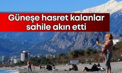 Antalya'da güneşe hasret kalanlar sahile akın etti