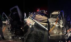 Burdur'da kamyonet ile TIR çarpıştı: Araçlar hurdaya döndü