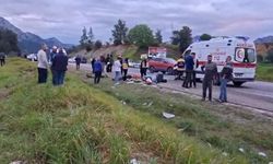 Antalya'da bayram yolunda korkunç kaza: İki otomobil kafa kafaya çarpıştı!