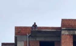 Aksu'da eşine ulaşamayınca çatıya çıktı