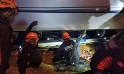 Antalya'da infaz koruma memurlarını taşıyan servis devrildi