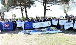 Lara Sahili’nde Sıfır Atık Günü’nde plaj temizliği