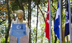 Atatürk’ün büstü Türkiye’ye 12 bin km mesafedeki ülkeye dikildi