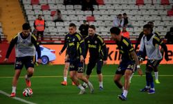 Fenerbahçe Antalyaspor karşısına 5 değişiklikle çıktı