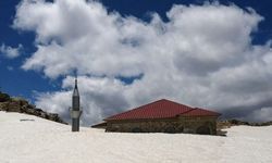 Gazipaşa sınırındaki 741 yıllık cami kar altında kaldı!