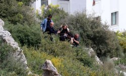 Antalya’da kayalıklardan düşen kadını inşaat işçileri fark etti!