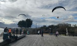 Antalya’da yasak dinlenmediler! Paraşütçüler varyanttan atladı