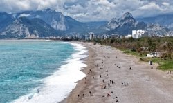 Yağmurun yerini güneş aldı, Antalyalılar sahile koştu