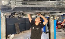 Burdur'da arızalanan araca genç kadın usta yetişti