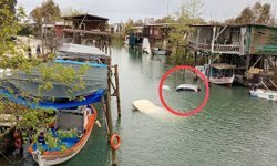 Serik’te otomobil dereye boyladı