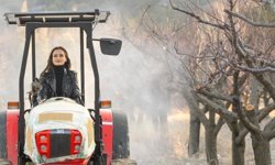 Deri ceketli traktör pozu gündem yarattı! Saniye Caran eleştirilerin hedefi oldu