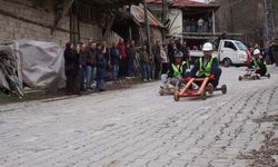 Tahta arabalarla çocukluklarına döndüler!