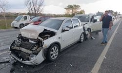 Manavgat'ta kırmızı ışıkta bekleyen araçlara çarpıp kaçtı: 4 kişi yaralandı