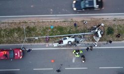 Direğe çarpan otomobil ikiye bölündü