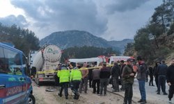 Antalya-Isparta yolunda 7 can alan kaza sonrası yol trafiğe açıldı