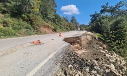 Kumluca’da yol çöküyor: Mavikent–Yeşilköy hattında kaza riski