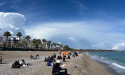 Antalya’da güneşli havayı görenler sahile koştu