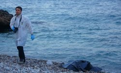 Kot ve atletle Konyaaltı'nda denize girmişti: O gencin kimliği belli oldu