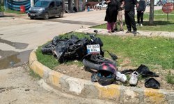 Antalya’da motosikletli kadın minibüsün altında kaldı