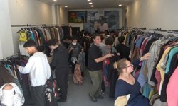 Antalya'da kapıda bekleyen binlerce kişi metrelerce kuyruk oluşturdu!