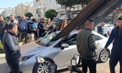 İnşaat demirleri otomobilin içine saplandı