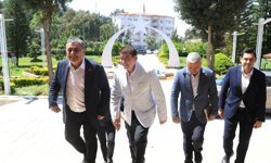 İsa Yıldırım, Menderes Türel'i kapıda karşıladı