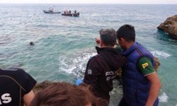 Konyaaltı Sahili’nde sır ölüm! Kıyafetleriyle denize girdi, kimlik çıkmadı