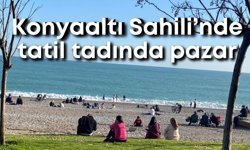 Konyaaltı Sahili’nde tatil tadında pazar